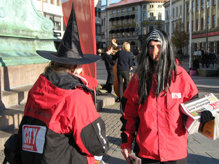 City Göteborg får nya kläder: Röd jacka med svart dekor – och så svart struthatt förstås