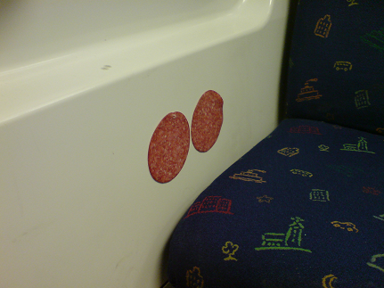 Två salamiskivor på tunnelbanevagnens vägg - inga konstigheter