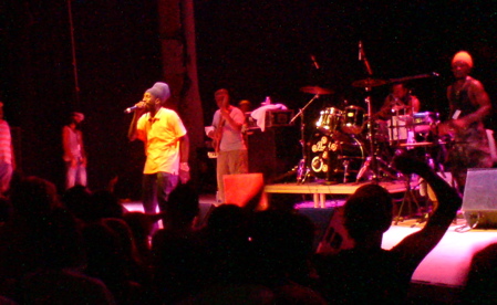 Sizzla på scen, på Trägårn i Göteborg Sizzla på scen, på Trägårn i Göteborg