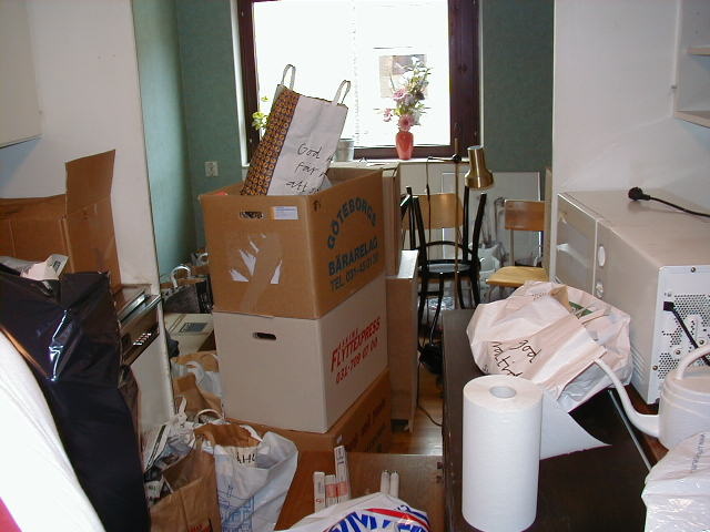 Möbler, kartonger och lösa pryttlar, huller om buller