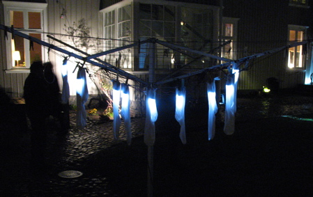 Lights in Alingsås - här hänger strumpor på tork i oktobermörkret