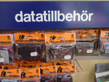 Datatillbehör på skylten och plånböcker i hyllan - Hur går det ihop? Datatillbehör på skylten och plånböcker i hyllan - Hur går det ihop?