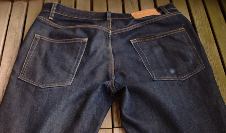 Blå jeans i fint skick säljes till högstbjudande