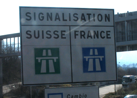 Motorvägsskyltar: Gröna i Schweiz, blå i Frankrike