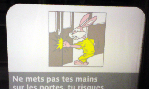 Paris: En kanin klämmer fingrarna i dörren